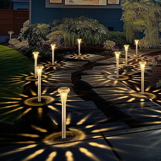 Bornes solaires d'allée SonPen à tête taillée en diamant dans un jardin